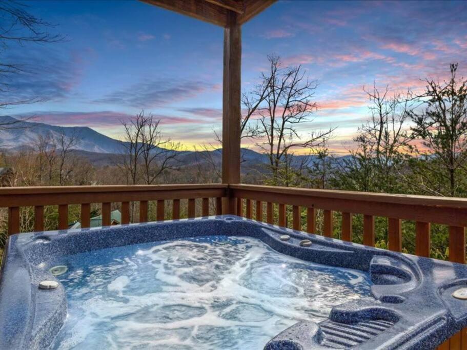 Villa Breathtaking Views Of The Smokies, 3 Mins To Gatlinburg Extérieur photo